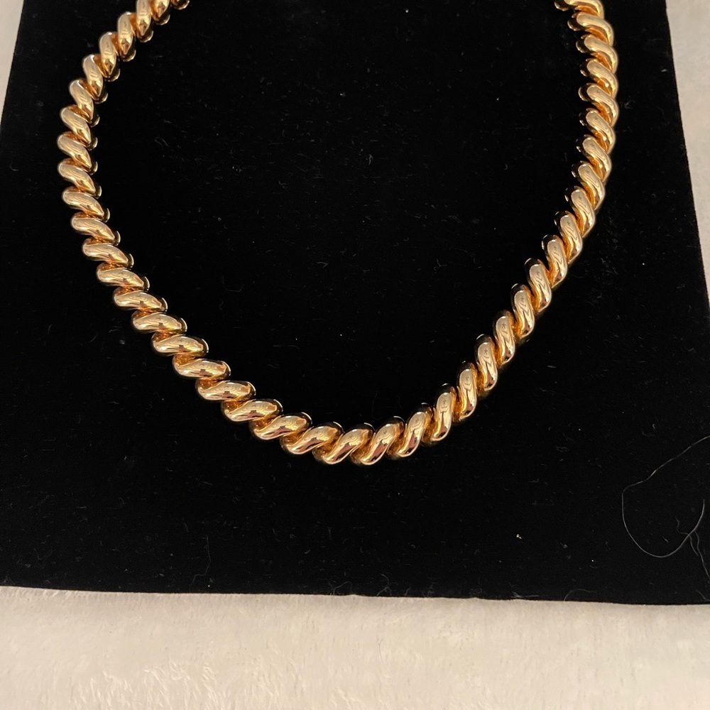 Gold Colored necklace like new store new and excellent condition